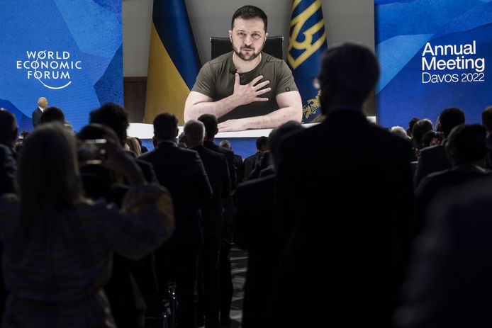 De Oekraïense president vroeg voor de start van zijn toespraak nog een minuut stilte  voor de slachtoffers van de helikoptercrash van woensdag en ter ere van “de vele verloren levens” in de oorlog.