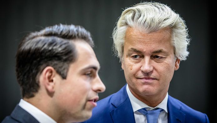 PVV-leider Geert Wilders in gesprek met Vlaams Belang-voorzitter Tom Van Grieken na een debat in de Nederlandse Tweede Kamer.