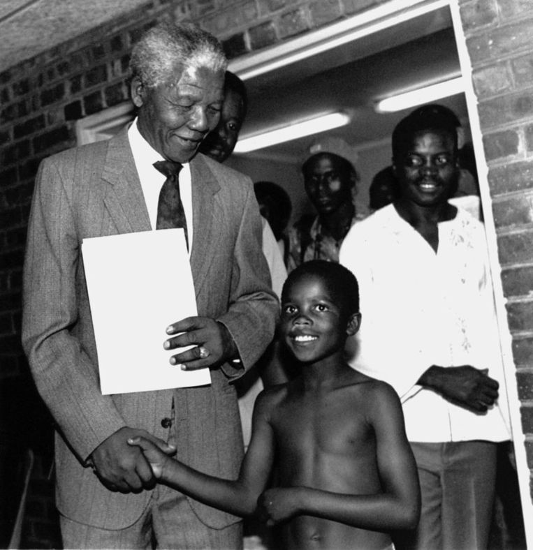 1992: Mandela groet een jongetje in Soweto. Beeld AFP/EPA/ANP