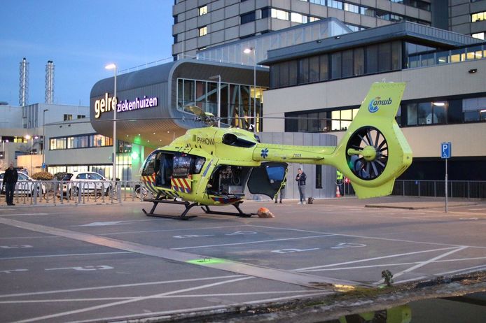 Een coronapatiënt wordt per helikopter overgebracht naar het Gelre Ziekenhuis in Apeldoorn.