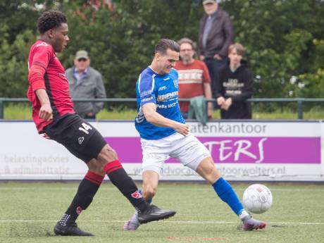 Bizarre beelden in derde divisie: GVVV krijgt zege letterlijk cadeau van Barendrecht, dat dankzij nederlaag de nacompetitie in mag