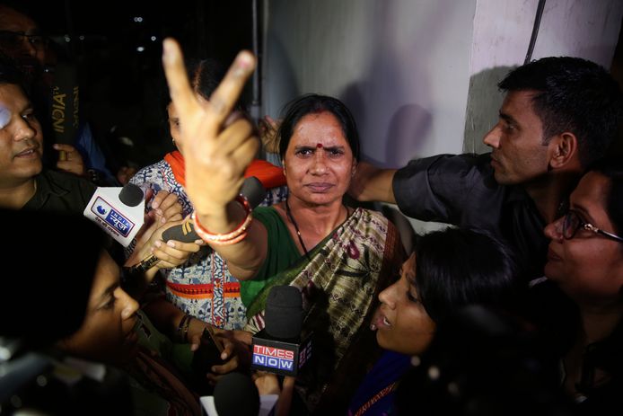 Asha Devi, de moeder van het slachtoffer dat later in het ziekenhuis aan haar verwondingen overleed.