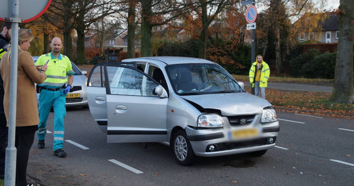 Passagier van auto gewond bij botsing in Waalwijk.