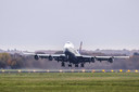 Een Boeing 747 stijgt op bij Twente Airport.