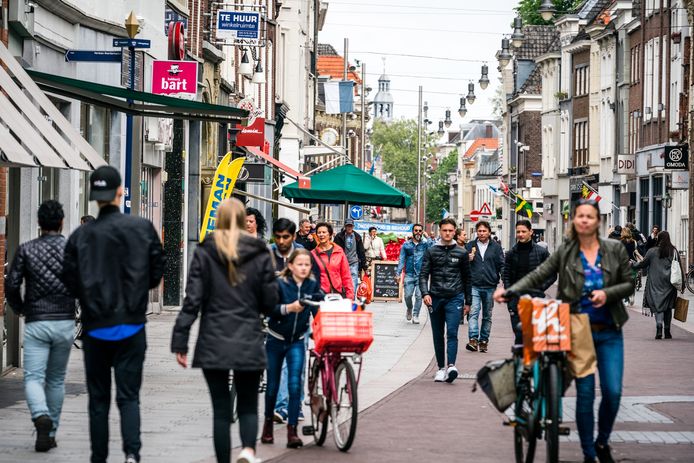 Winkelend publiek in het centrum van Den Bosch.