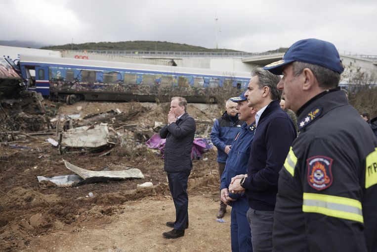 Il primo ministro greco chiede perdono alle vittime del disastro ferroviario e 12.000 greci infuriati protestano davanti al Parlamento