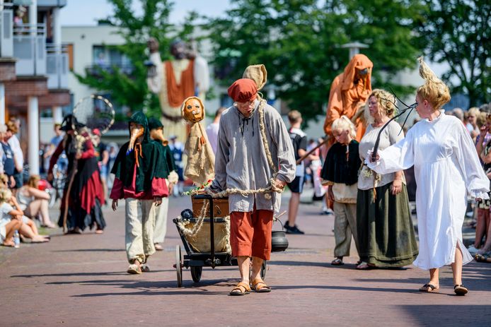 Bruegheliaanse Festijn in centrum Losser. Met zondagmiddag traditionele Brueghelstoet.