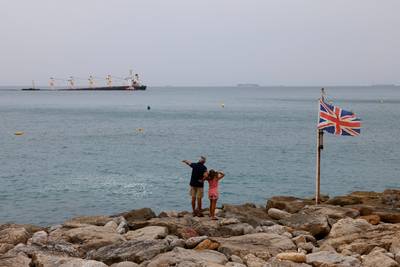 Romp van LNG-tanker bij Gibraltar afgebroken: vrees voor lek groeit
