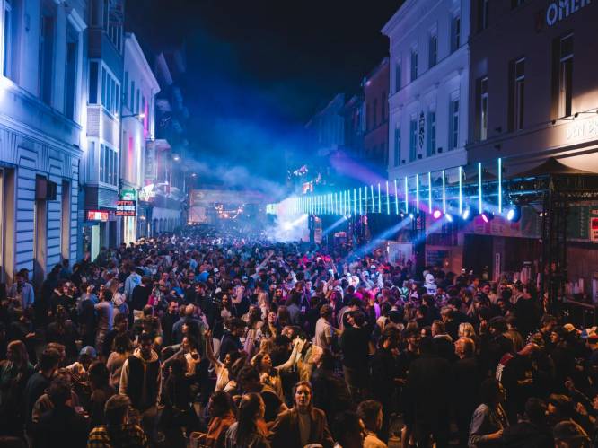 SINKSEN 23. Uitgaansbuurt is nu échte feeststraat, vrijdagavond full house, ook zaterdag en komende dagen gaat party verder