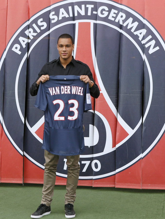 Van der Wiel: 'Ik kijk graag naar Dani Alves' | Foto | AD.nl