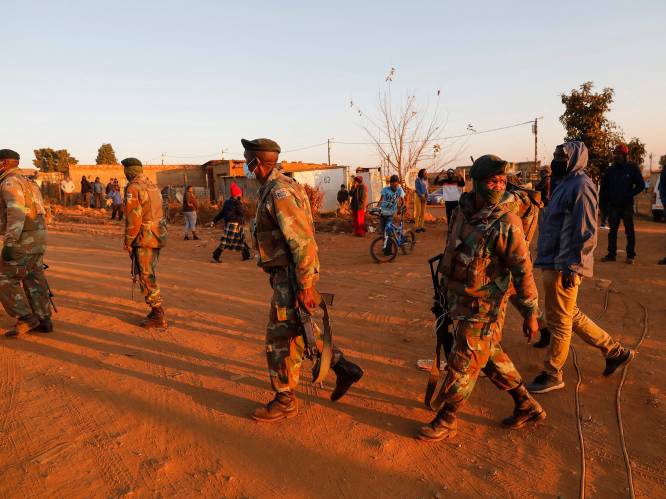 Zuid-Afrika verdubbelt inzet legermacht in strijd tegen rellen, vaccinaties deels opgeschort