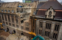 Het gapende gat in het oude postkantoor aan de Rotterdamse Coolsingel treft veel Rotterdammers recht in het hart. Ze maken een vergelijk met 1940, toen het pand werd geraakt bij het bombardement. Op de plek komt een woontoren.