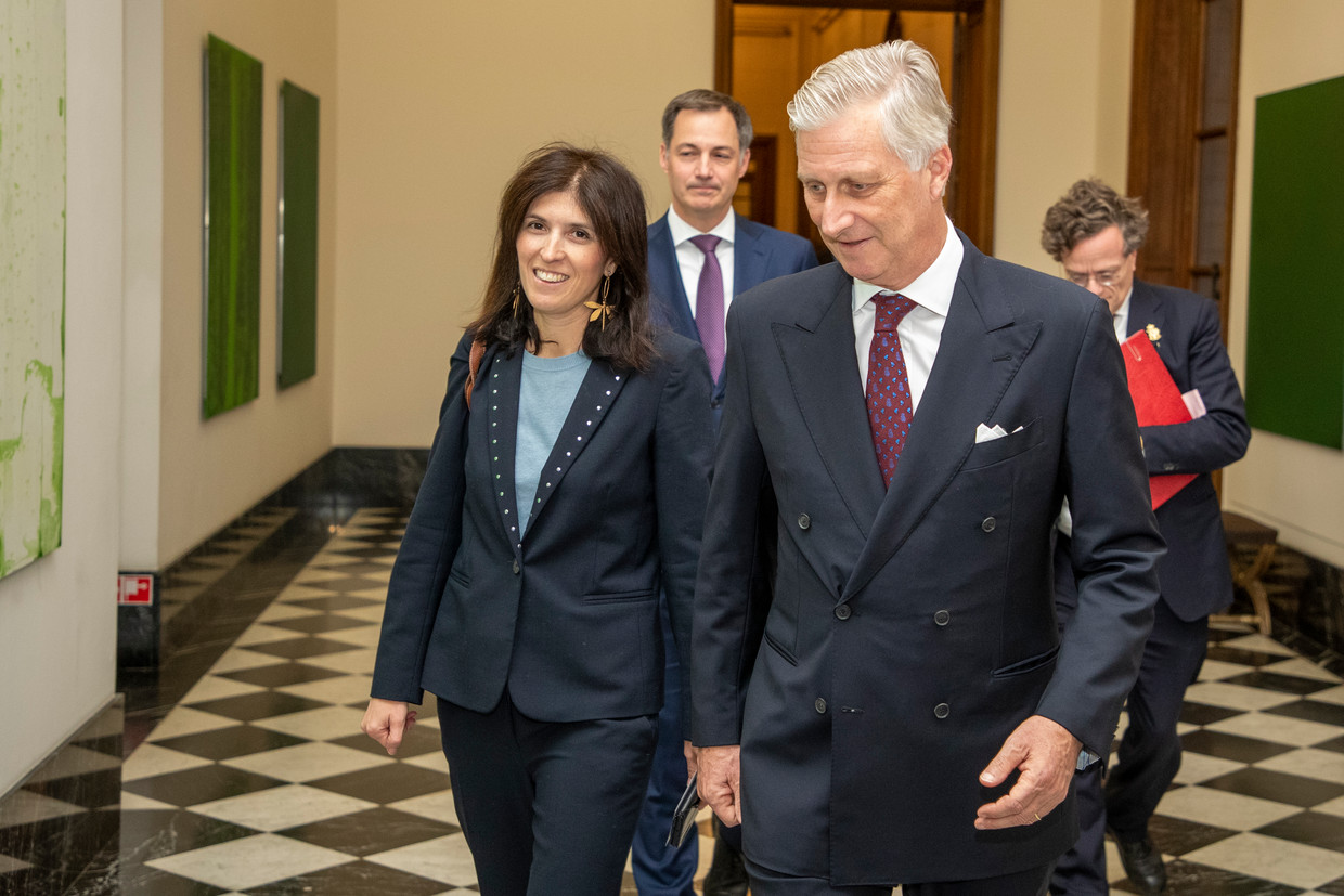 De pas aangestelde staatssecretaris voor Begroting Alexia Bertrand (Open Vld) zal de handen uit de mouwen moeten steken. Hier bij koning Filip en premier Alexander De Croo op de achtergrond. Beeld BELGA
