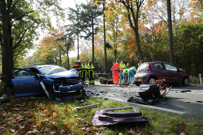 Frontale aanrijding op de Vijf Eikenweg tussen Oosterhout en Rijen.
