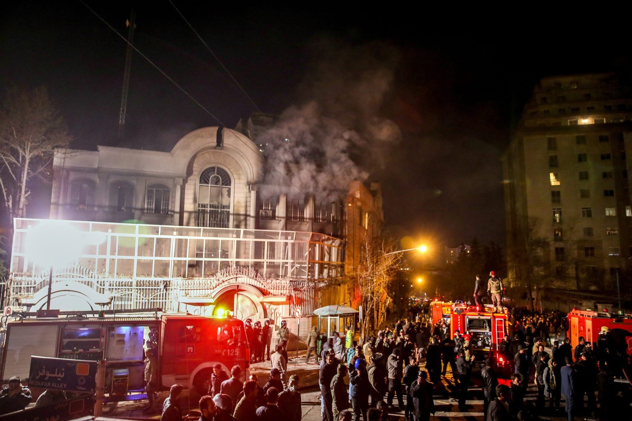 Boze Iraniërs hebben zaterdagavond de ambassade van Saudi-Arabië in Teheran bestormd. Ze drongen het gebouw binnen en staken delen in brand. Beeld epa
