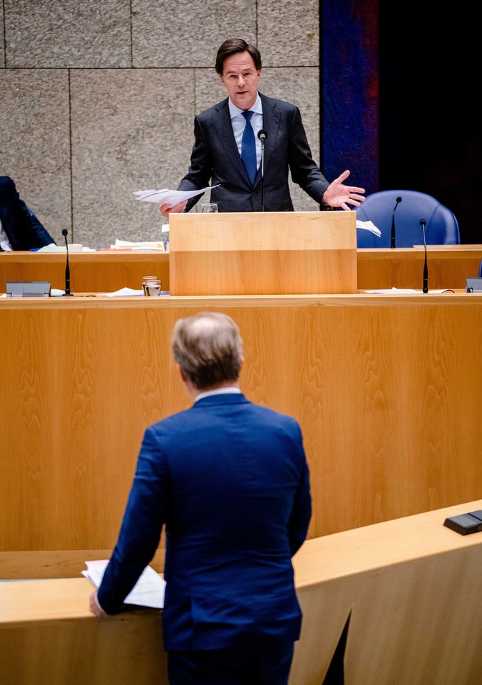 Demissionair minister-president Mark Rutte  en Pieter Omtzigt (CDA) tijdens een debat over de toeslagenaffaire.