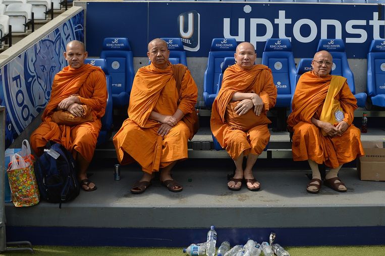 Boeddhistische monniken op de tribune. Beeld Michael Regan / Getty