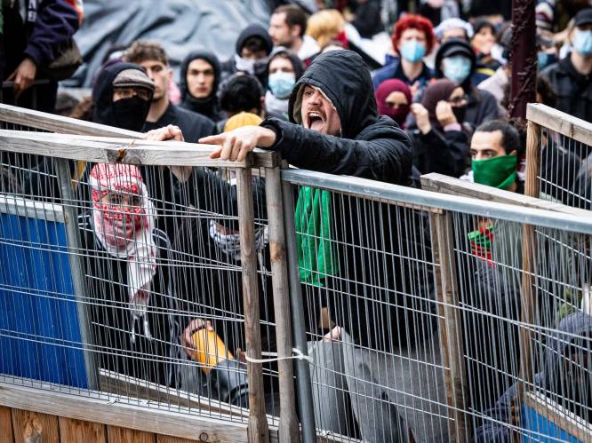 Manifestanten gooien met stenen naar Amsterdamse politie na ontruiming pro-Palestijns protest: oproerpolitie verjaagt manifestanten