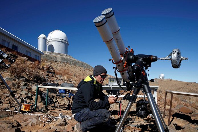 Wetenschappers zetten hun apparatuur klaar bij het European Southern Observatory in Chili.