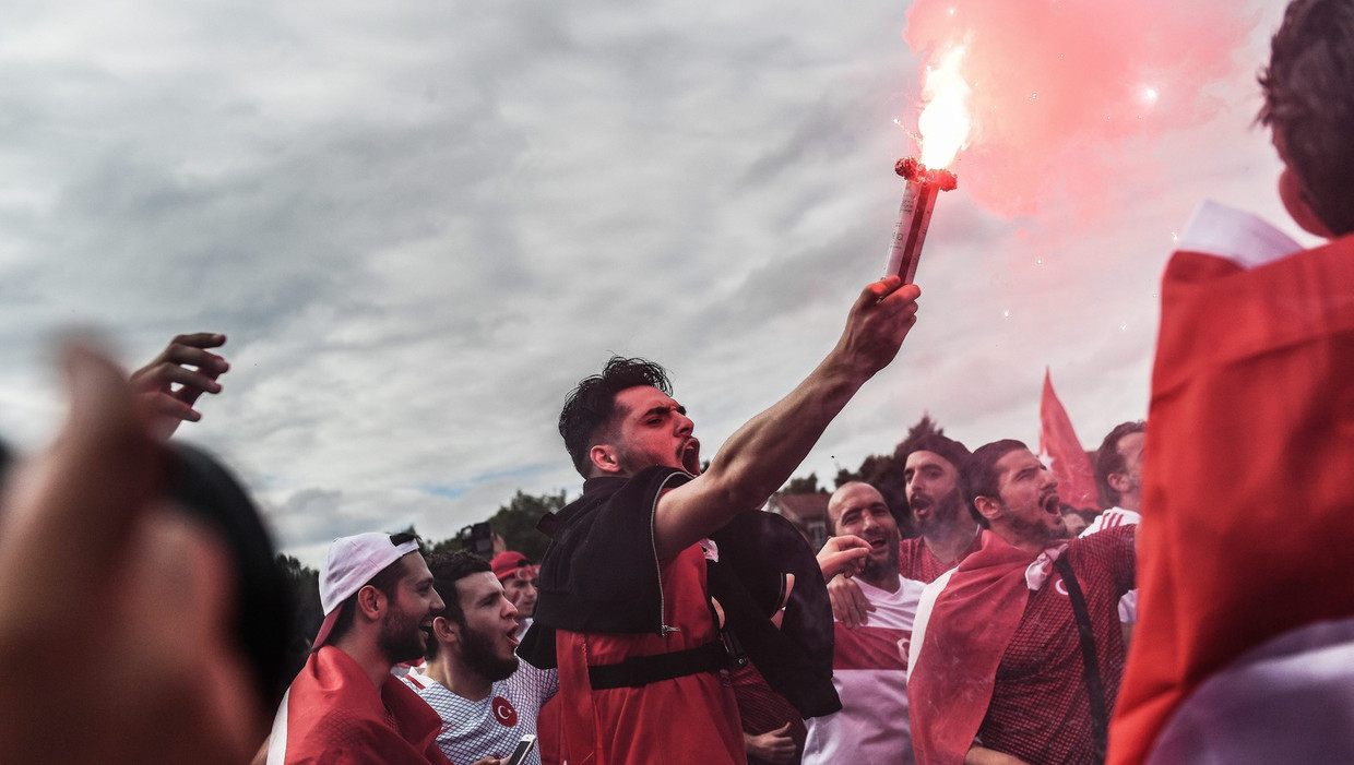 Turkse fans voor de wedstrijd gisteren tegen Tsjechië. Beeld epa