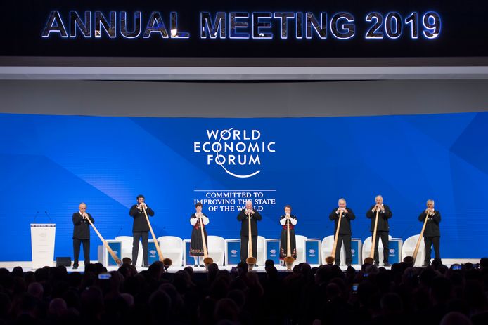 Alpenhoornspelers trokken vandaag het Wereld Economisch Forum in Davos op gang.  Hoog in de Alpen vergaderen toppolitici, CEO's van de grootste bedrijven en beleidsmakers de komende dagen over het wel en wee van de wereld, zoals ze al doen sinds 1971.