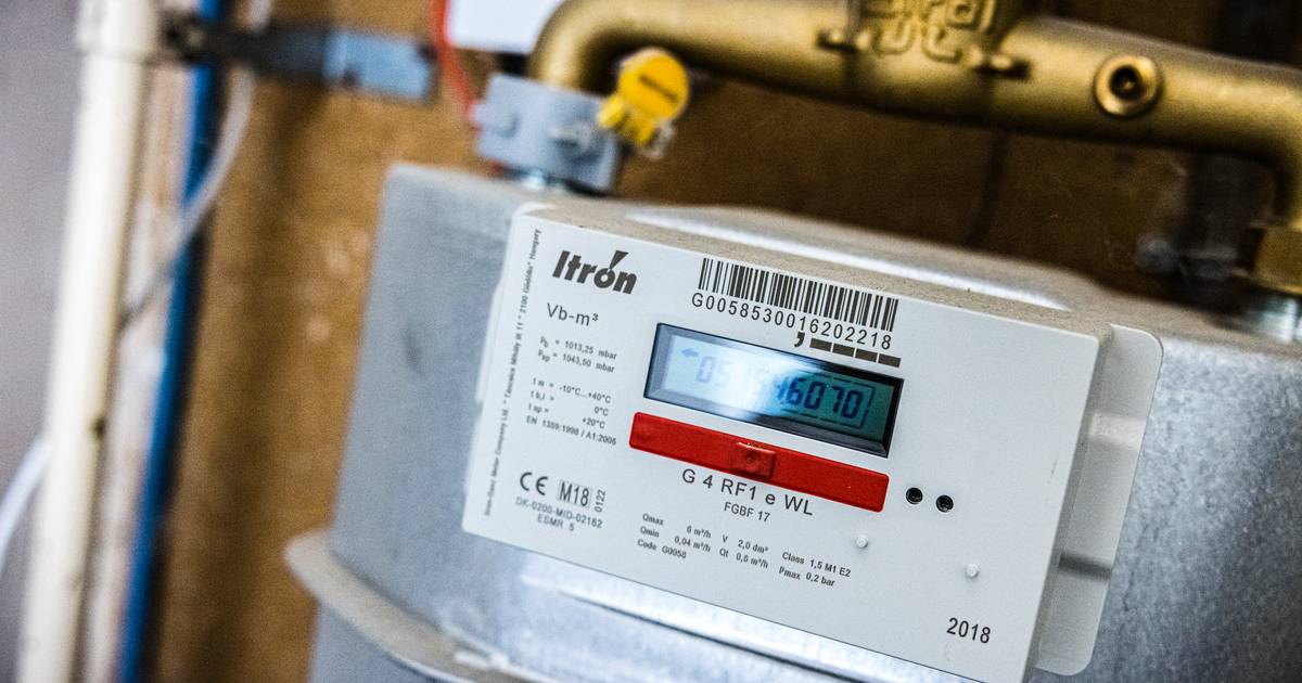 De klusbus installeert gratis tochtstrips en andere energiebespaarders bij de mensen thuis - BN DeSt