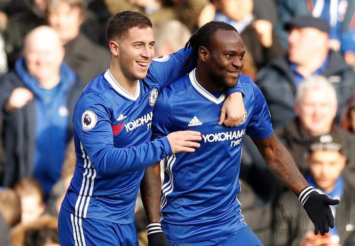 Eden Hazard en Victor Moses juichen namens Chelsea in februari 2017.