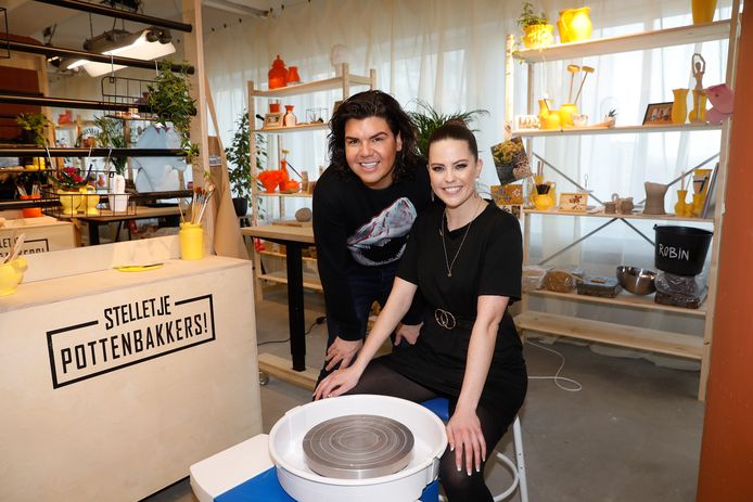 Roy Donders en Robin Martens tijdens de presentatie van het SBS televisieprogramma Stelletje Pottenbakkers.