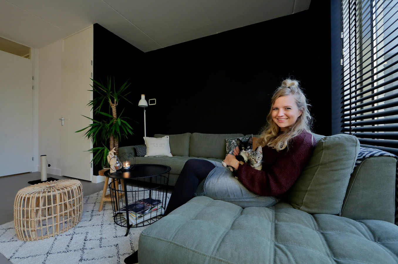 Tarief Rimpelingen zelfstandig naamwoord Jeanine en haar man hebben veel zwart en hout in huis: 'Het is wel heel  gezellig geworden' | Foto | AD.nl