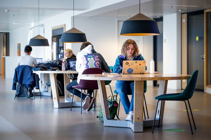 Studenten op afstand aan het werk in de dependance van de universiteit van Leiden