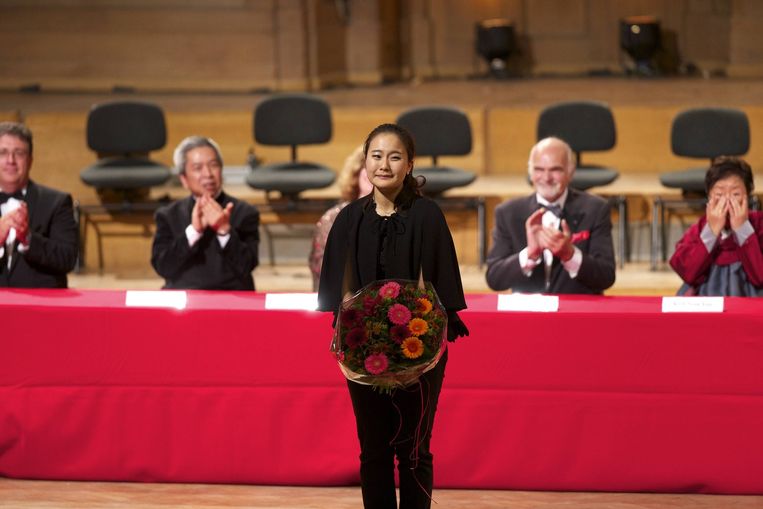 Lim Ji Young - de enige echte - neemt haar prijs in ontvangst. Beeld BELGA