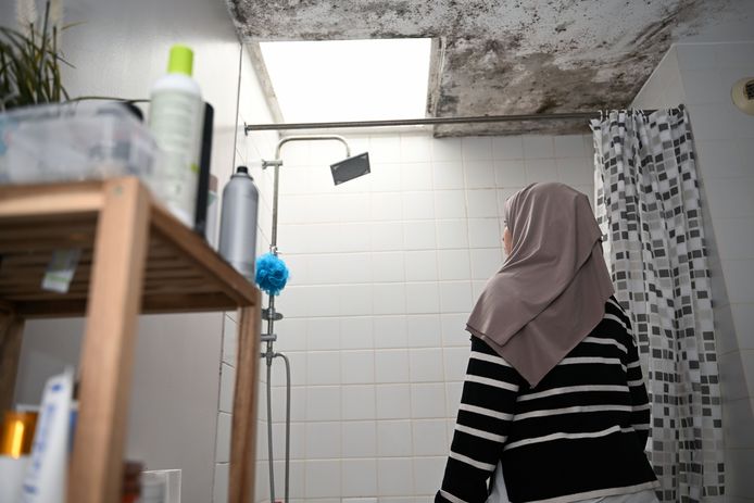 Fatima, niet de echte naam van de bewoonster, klaagt wantoestanden in haar sociale woning aan. Let op de schimmel op het plafond van de badkamer.