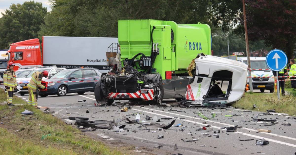 enorme ravage in vollenhove twee vrachtwagens botsen chauffeur gewond steenwijkerland destentor nl