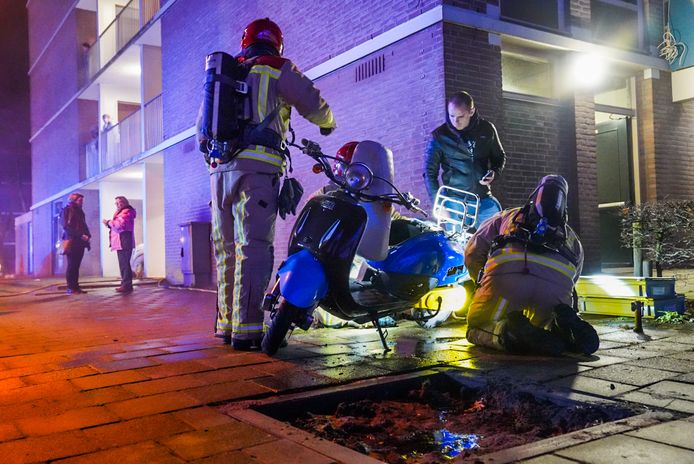 Scooter in berging van flatgebouw aan de Generaal Knooplaan in Eindhoven vliegt in brand