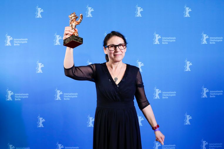 De Hongaarse regisseur Ildiko Enyedi met haar Gouden Beer voor de film 'Testről és lélekről'. Beeld EPA