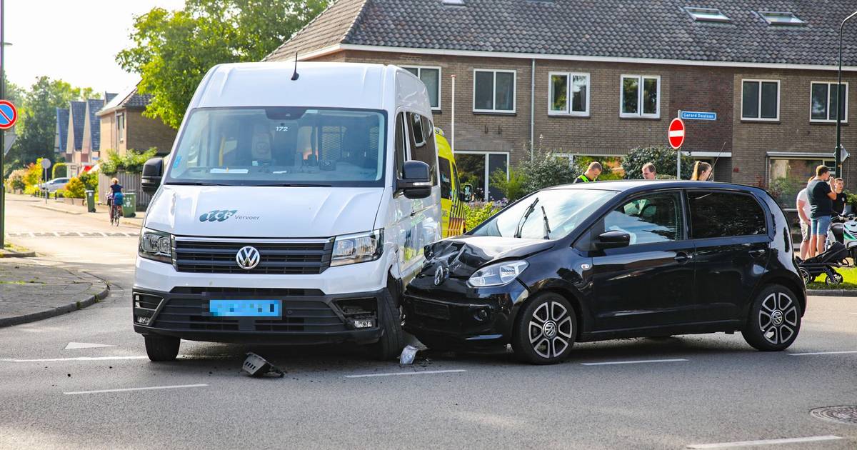 Vrouw raakt gewond bij botsing met taxibusje in Apeldoorn.