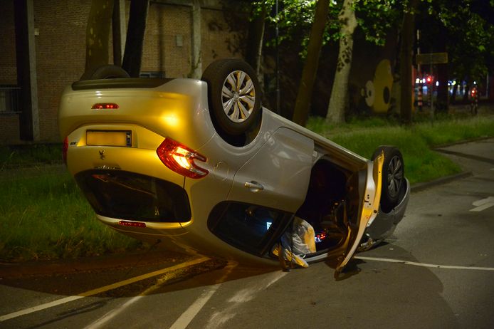 Auto op de kop bij ongeluk in Breda.