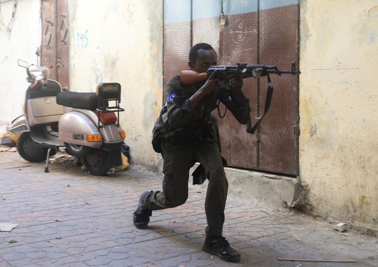 Een Somalische militair neemt zijn positie in na een explosie in de hoofdstad Mogadishu op 22 januari. Beeld Reuters