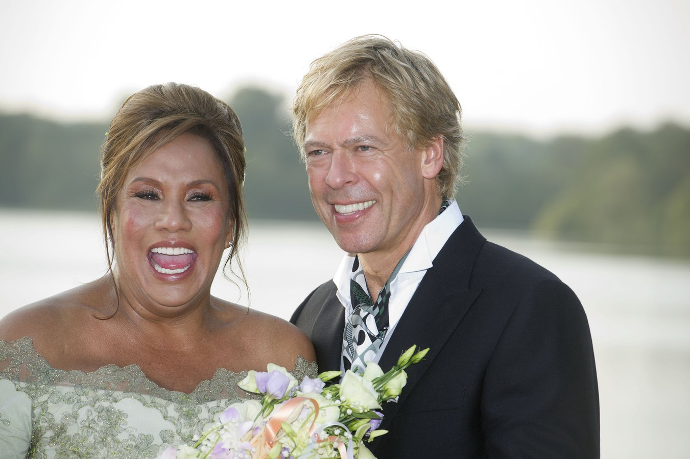 Patty Brard getrouwd in groene kanten japon Foto AD.nl