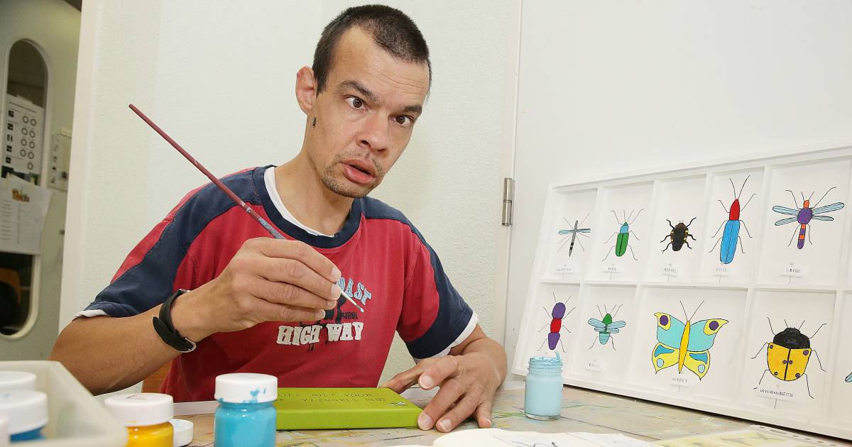 Edo schildert uit de losse pols insecten op servies