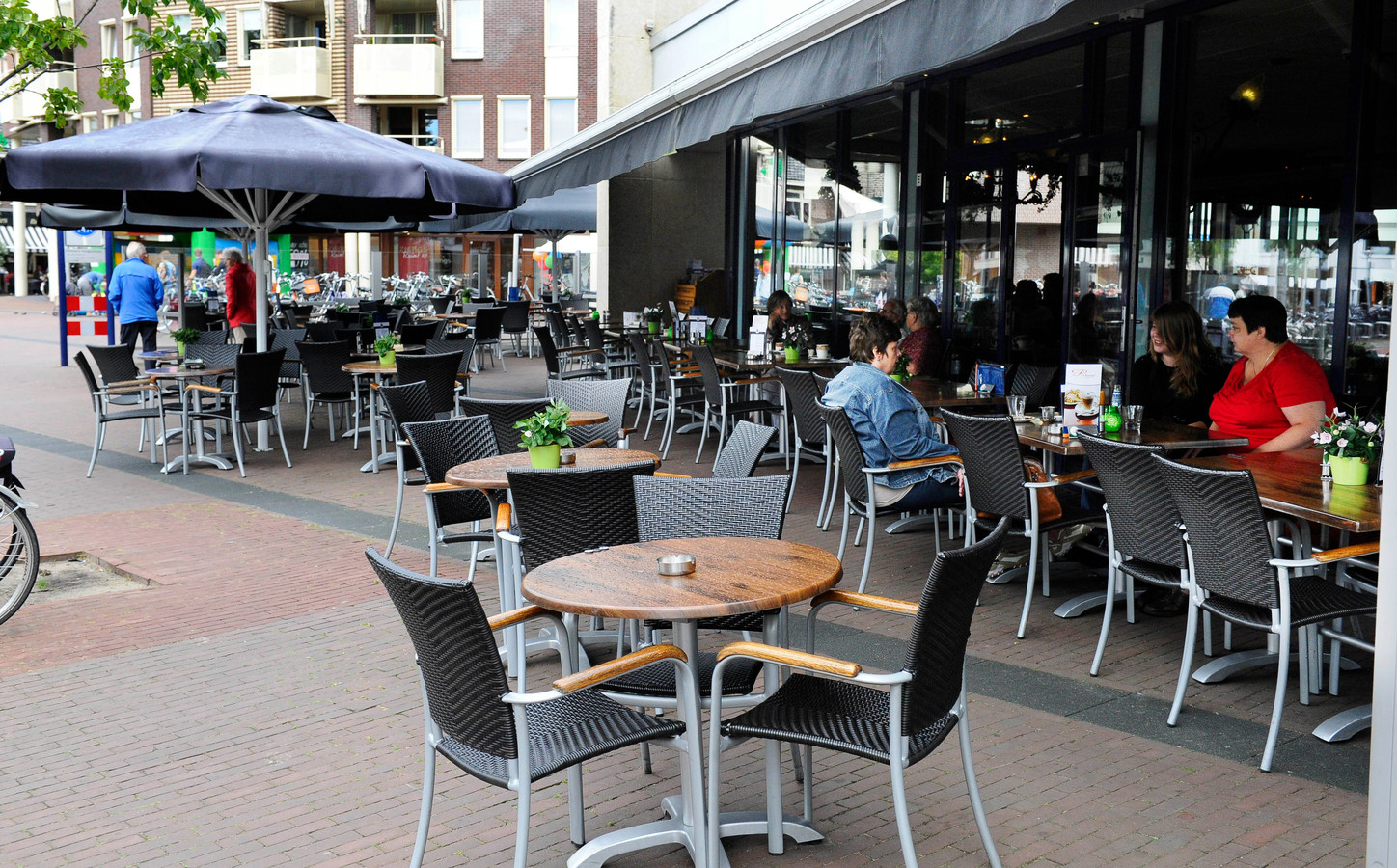 Brasserie De Passage uit Rijssen wil nieuw zonnescherm Foto tubantia.nl