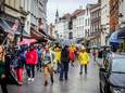 De Katelijnestraat in Brugge: tijdens het toeristische seizoen is er al bijna geen doorkomen aan voor voertuigen.