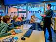 Burgemeester Van Hemmen bewijst leerlingen van De Bouwsteen dat politiek best leuk is