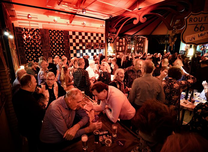 Op de dansvloer én aan de bar was het gezellig