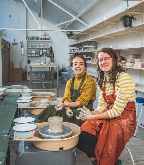 Jeugdvriendinnen Helena en Joy openen pottenbakatelier vlakbij Bourgoyen: “Een plek waar je op adem kan komen”