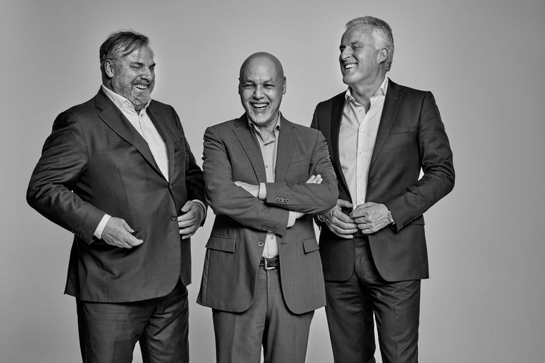 ‘Op die foto met ons drieën staat Peter zoals ik me hem wil herinneren. Drie mannen in de frontlinie, op een onbewaakt moment. Eén van ons drieën is nu gesneuveld.’ (V.l.n.r.: Peter Schouten, Onno de Jong en Peter R. de Vries.) Beeld William Rutten, The Netherlands