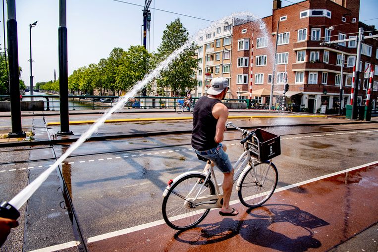 De Wiegbrug in Amsterdam wordt nat gehouden, 2019. Beeld ANP