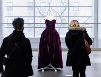Nieuw veilingrecord: jurk van prinses Diana brengt zes keer meer op dan verwacht