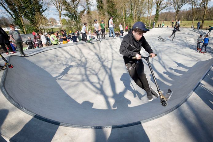 Jongeren van alle leeftijden door elkaar lieten tijdens de officiële opening vrijdagmiddag hun kunsten zien op het vernieuwde skatepark in de Haagse Beemden.
