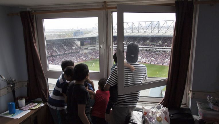 Vanuit hun appartement op de 14de verdieping bekijkt de familie Mangarah de wedstrijd West Ham United - Swansea City Beeld WassinkLundgren